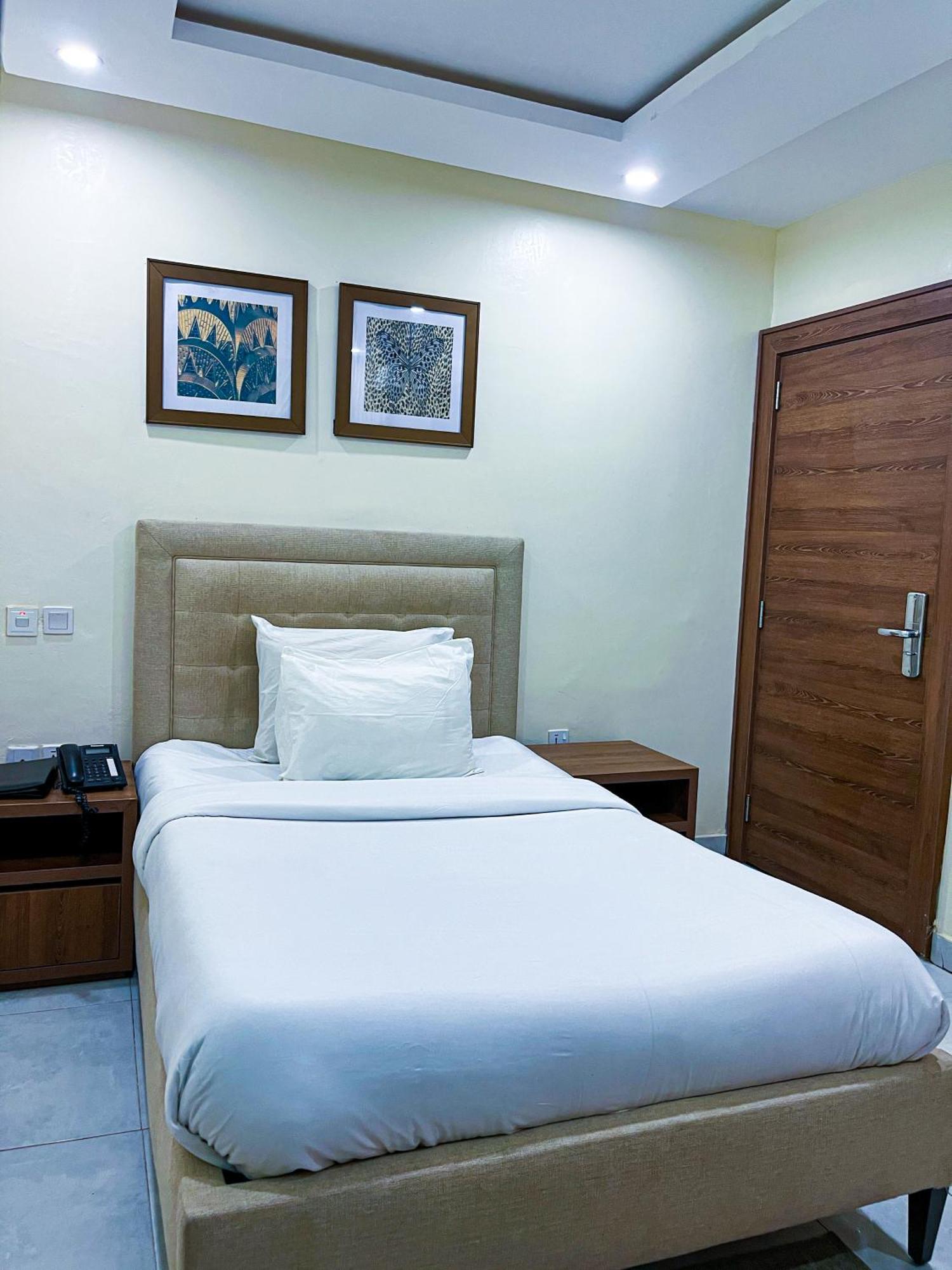 Plush Hotel,Abuja Esterno foto